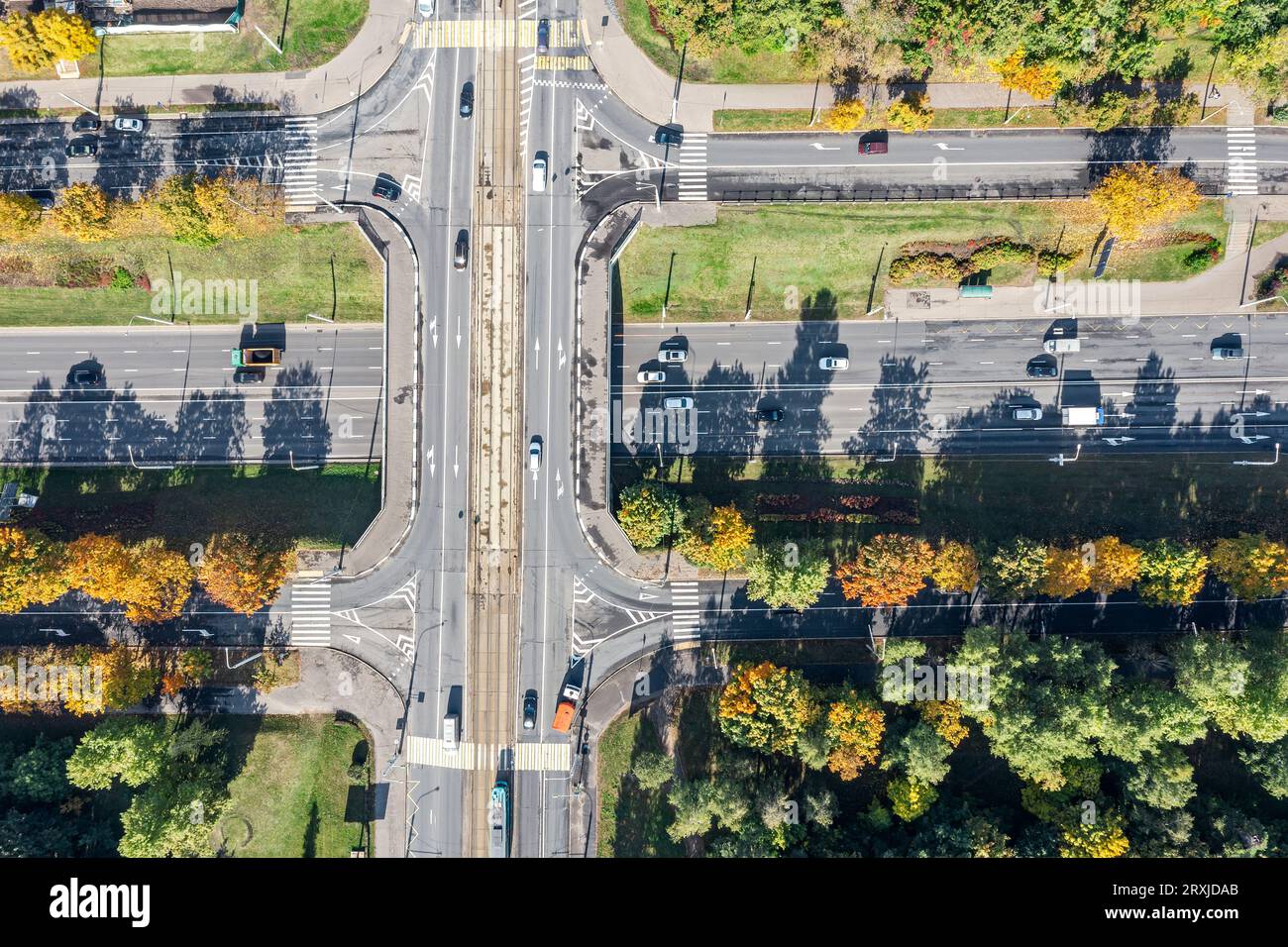 interscambio autostradale con il traffico automobilistico. vista dall'alto dell'antenna. Foto Stock