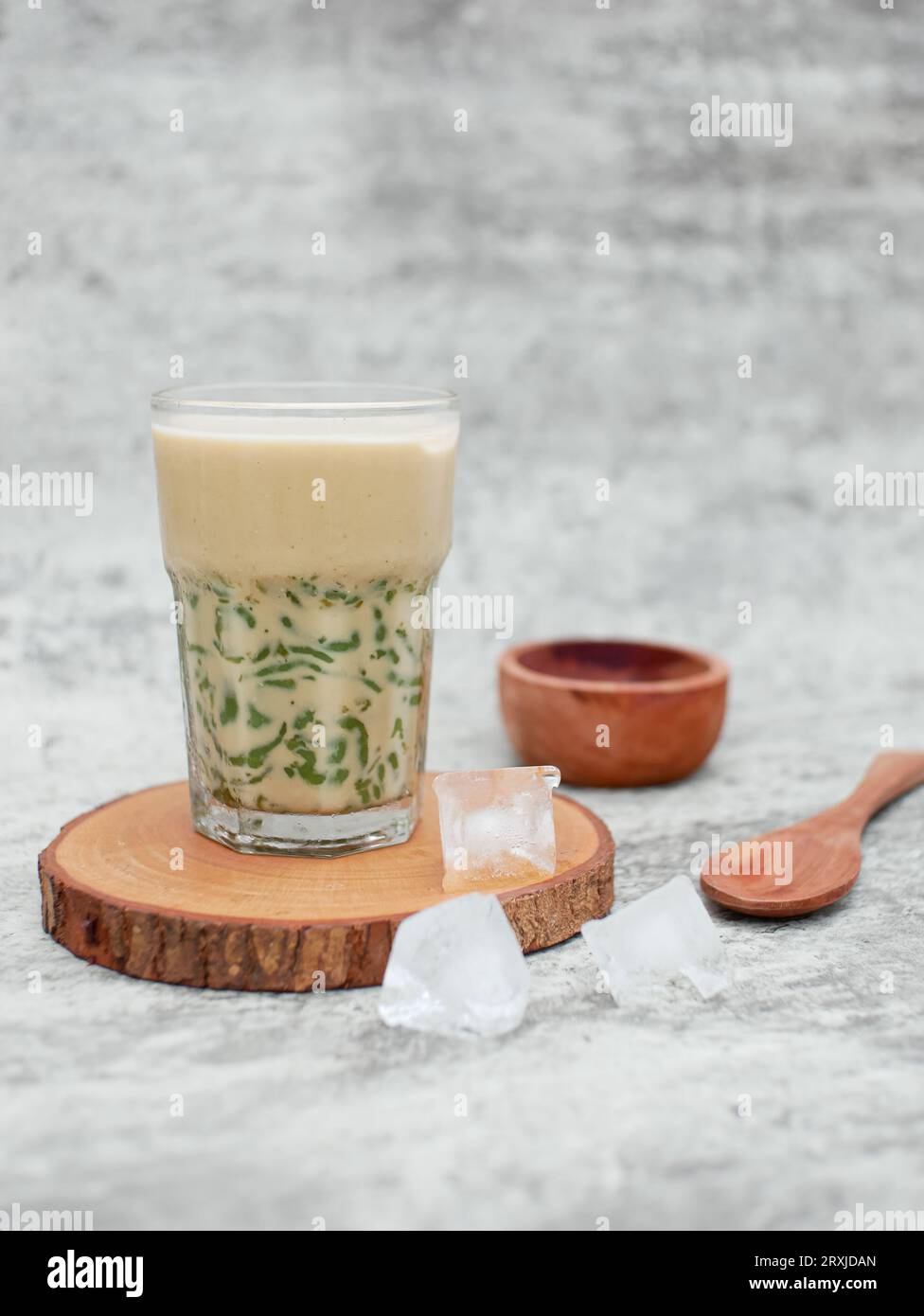 es cendol dawet o dolce freddo che contiene gocce di gelatina di farina di riso verde, latte di cocco e sciroppo di zucchero di palma. Foto Stock