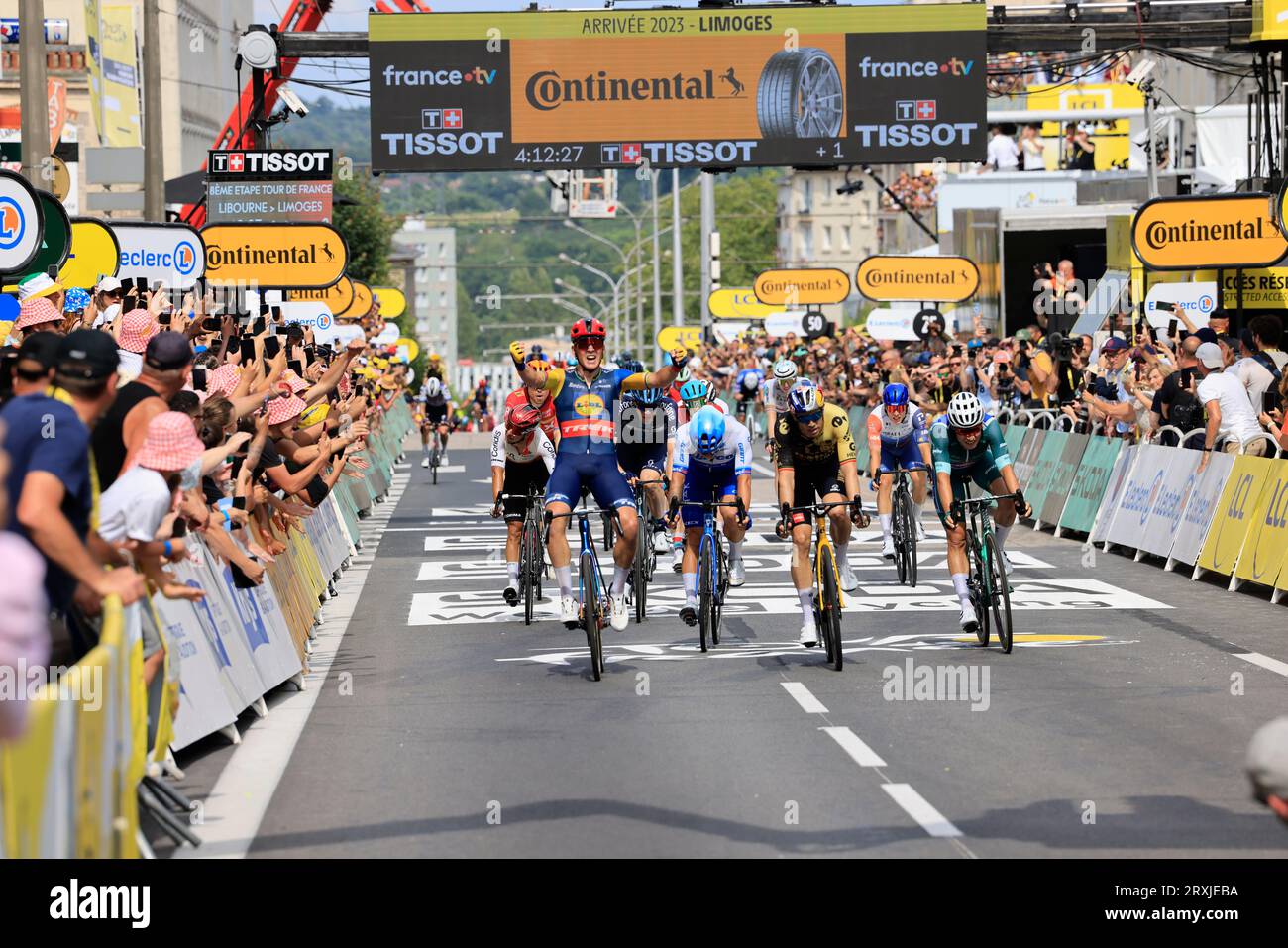 Limoges, Francia. 8 luglio 2023. Mads Pedersen del team Lidl-Trek vince l'ottava tappa del Tour de France 2023 Libourne-Limoges a Limoges. Limoges, Foto Stock