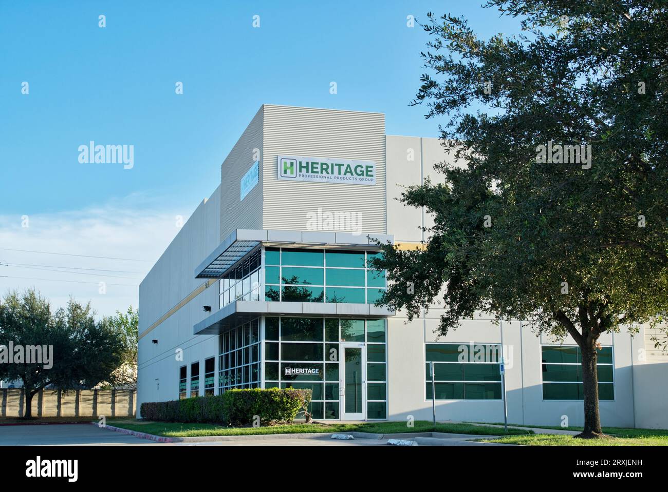 Houston, Texas USA 09-24-2023: L'esterno dell'edificio per uffici Heritage Professional Products Group a Houston, Texas. Società di gestione per tappeti erbosi industriali. Foto Stock