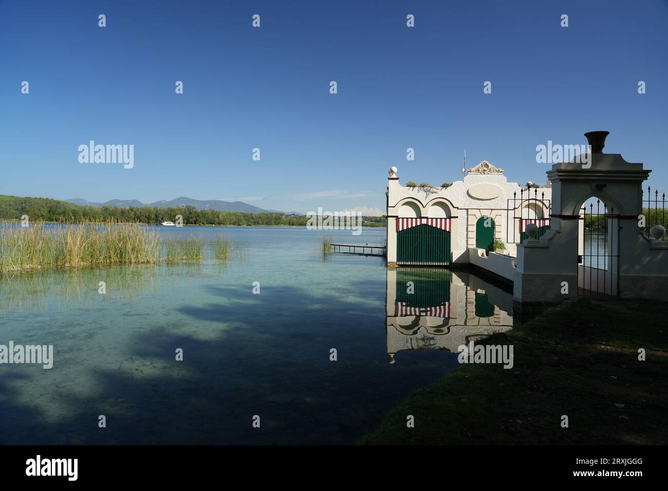 Capanno sul lago di Banyoles, lago di Banyoles, Banyoles, Cataluña, Catalogna, Spagna, Europa Foto Stock
