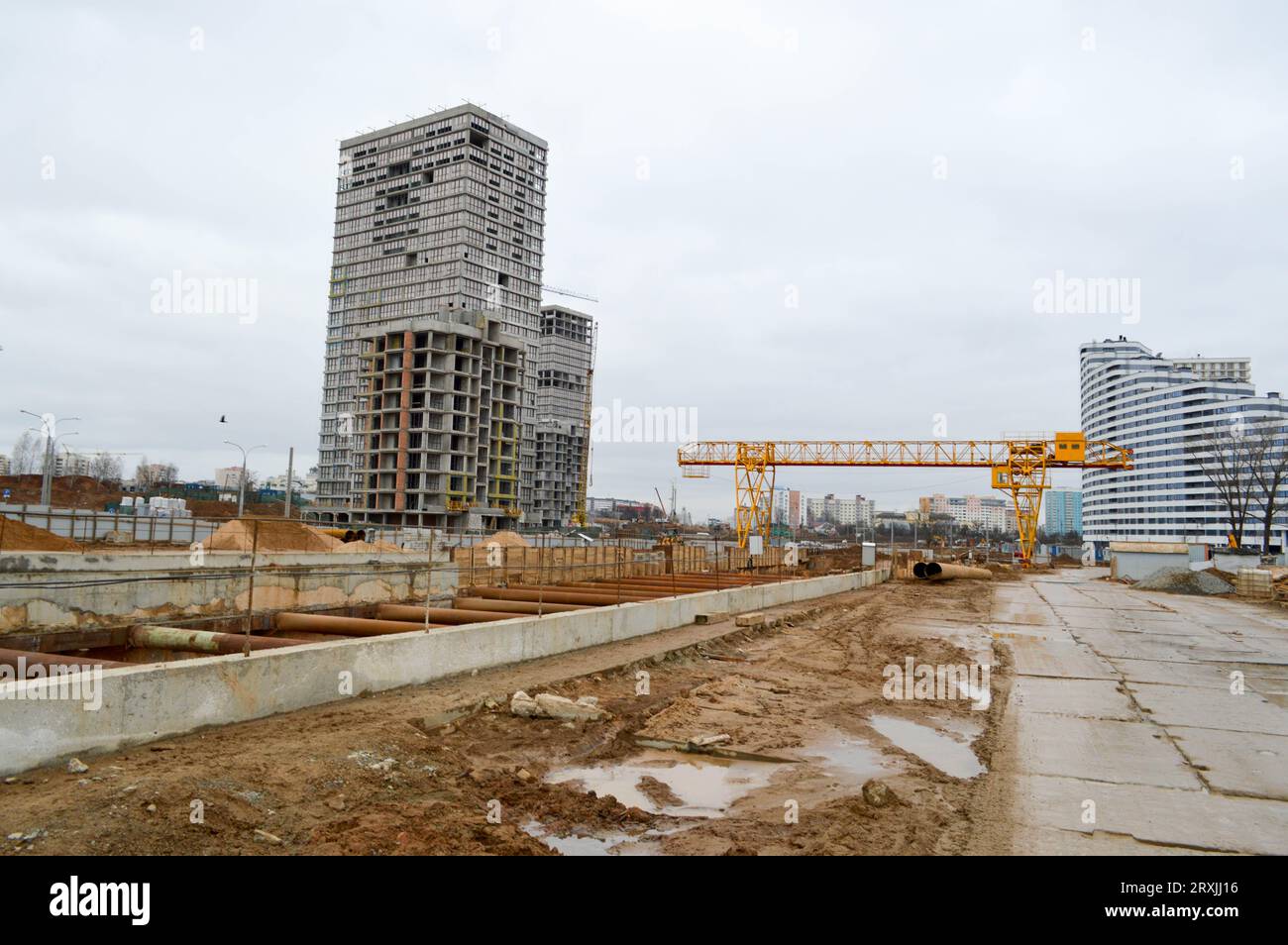 Un cantiere con attrezzature professionali specializzate e gru durante la costruzione di una linea moderna della stazione metropolitana in Th Foto Stock