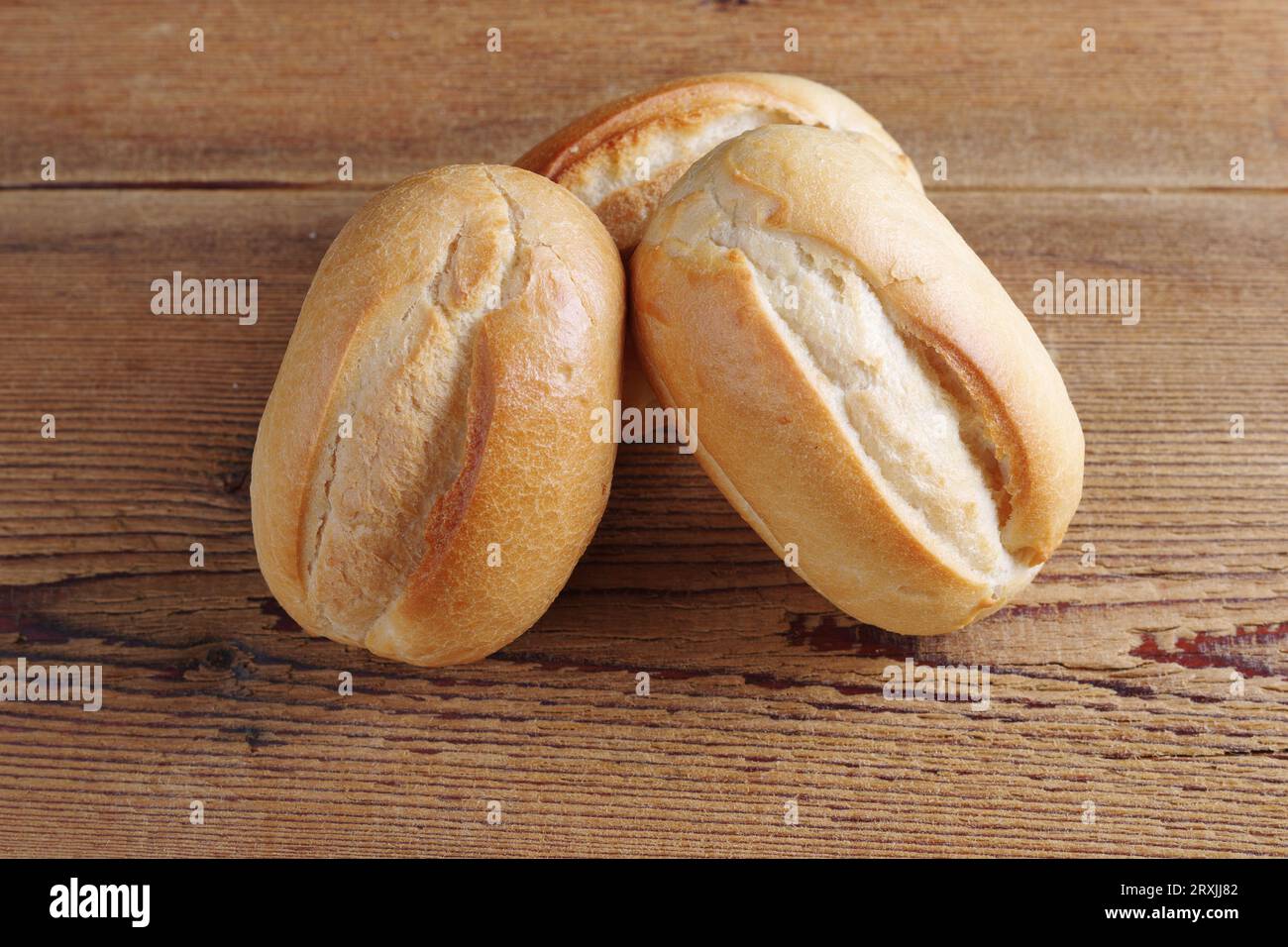 Primi piani di pane bianco su fondo di legno Foto Stock