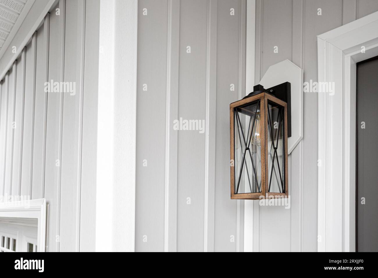 Southern Rustic Farmhouse, portico anteriore, balcone luminoso accanto alla porta d'ingresso Foto Stock