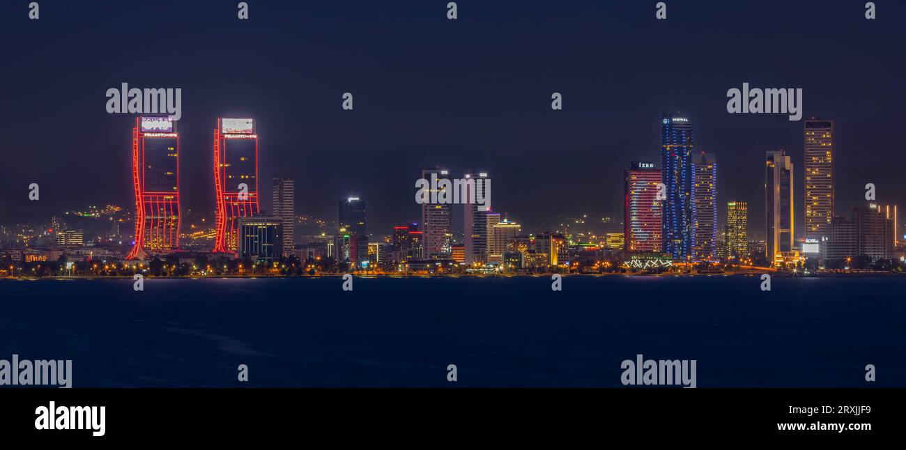 Vista della baia di Smirne in serata dall'alta collina di Bayrakli. Esposizione lunga, scarsa illuminazione. Foto Stock