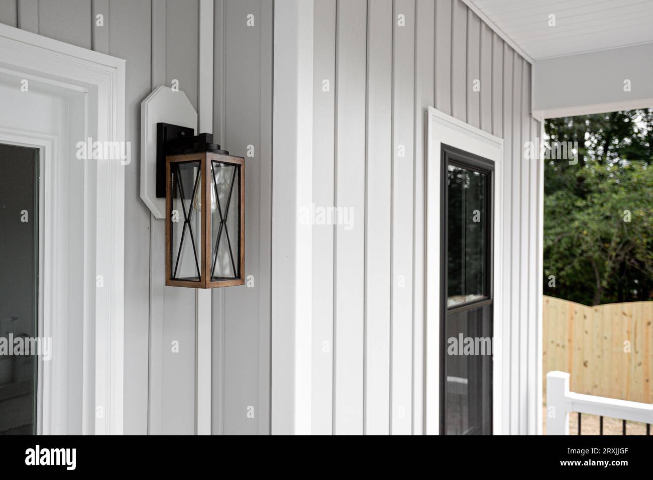 Southern Rustic Farmhouse, portico anteriore, balcone luminoso accanto alla porta d'ingresso Foto Stock
