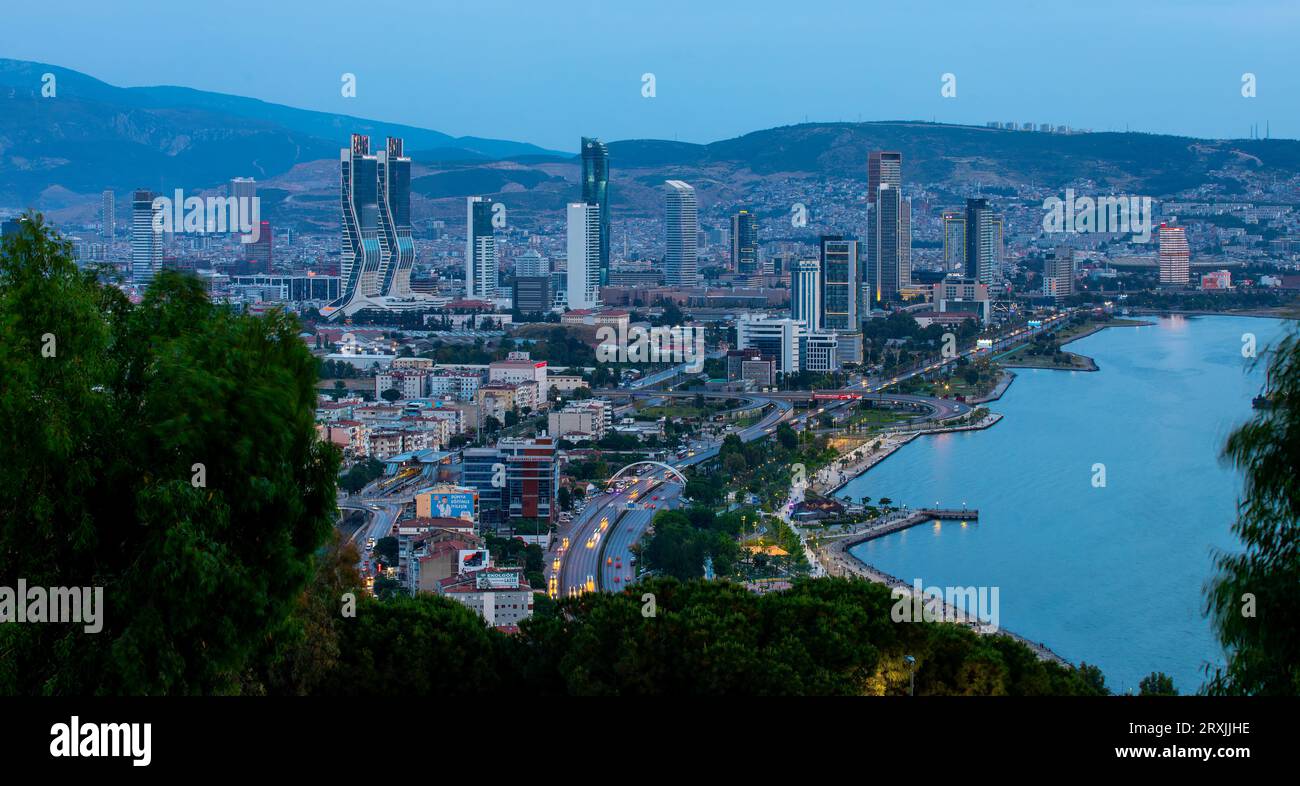 Vista della baia di Smirne in serata dall'alta collina di Bayrakli. Esposizione lunga, scarsa illuminazione. Foto Stock