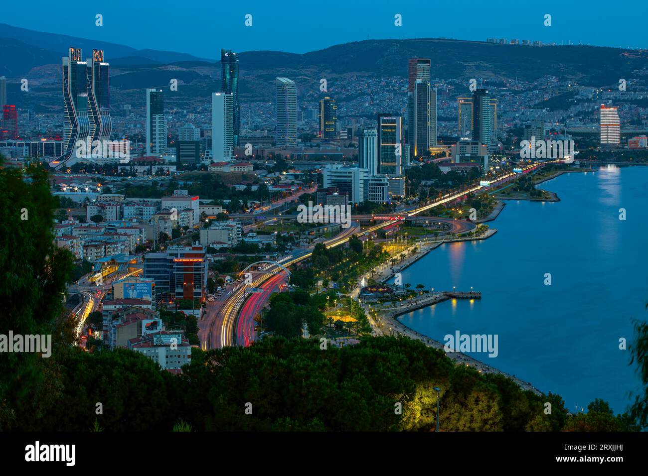 Vista della baia di Smirne in serata dall'alta collina di Bayrakli. Esposizione lunga, scarsa illuminazione. Foto Stock
