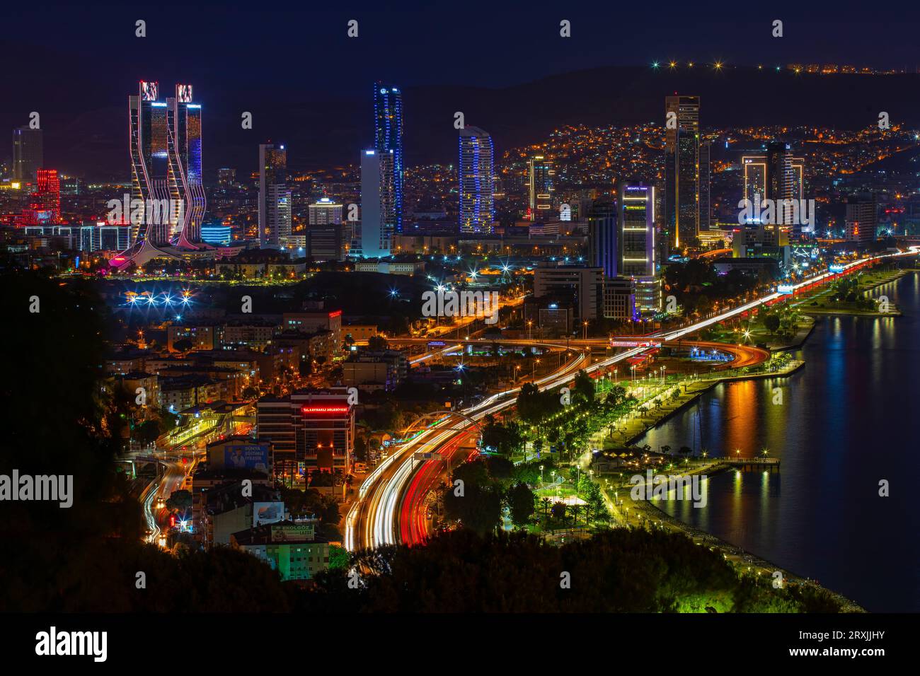 Vista della baia di Smirne in serata dall'alta collina di Bayrakli. Esposizione lunga, scarsa illuminazione. Foto Stock