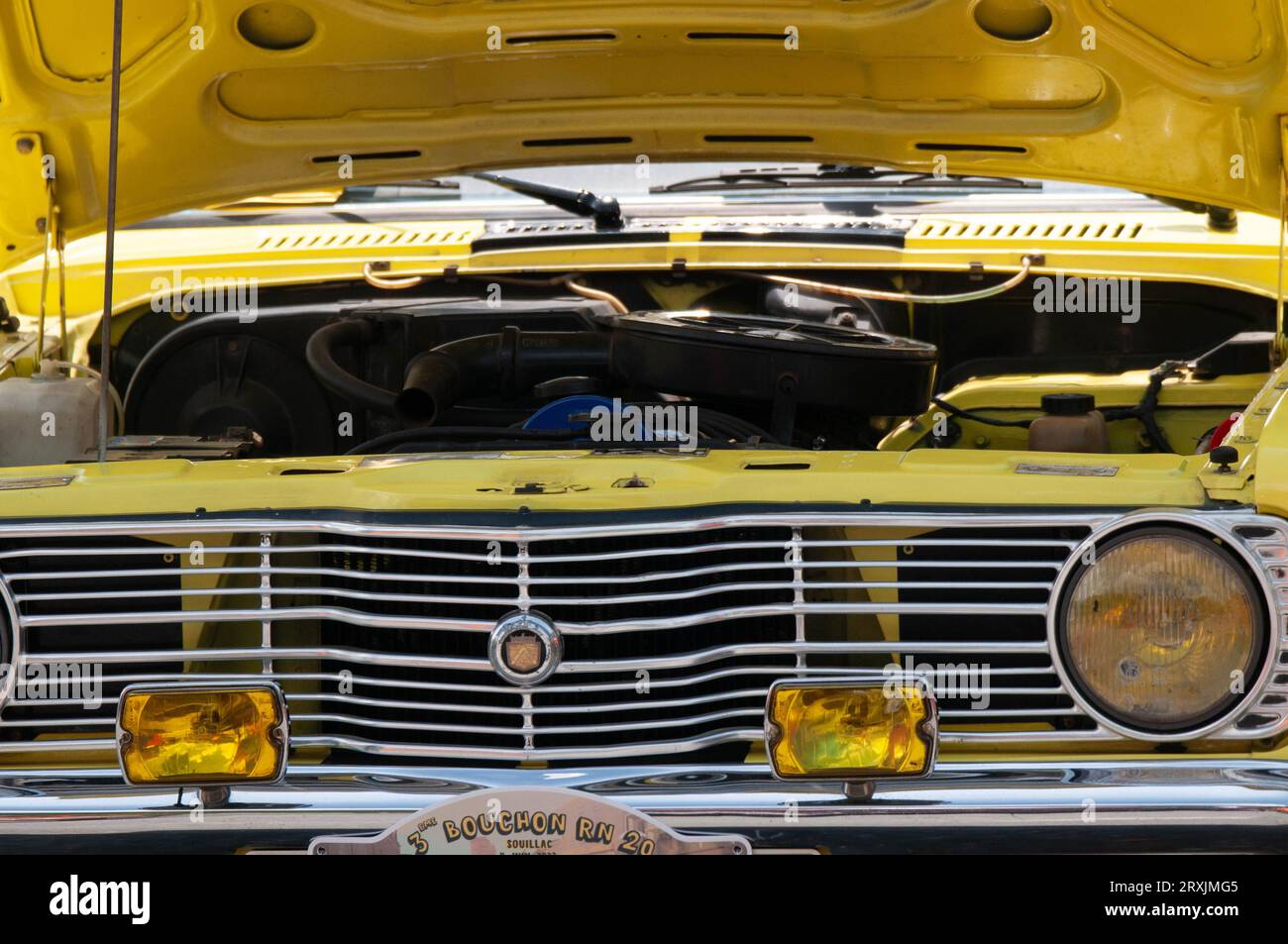 Cofano di Ford Taunus giallo, Bouchon RN 20 à Souillac, reparto Lot Foto Stock