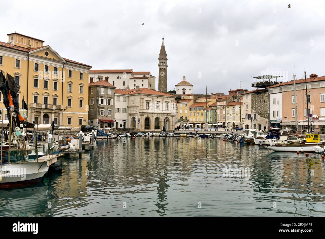 Mattinata nuvolosa a Pirano, vista del Tartini Trg e del campanile di Chiesa madre di San Giorgio dal porto. Marzo 2016, Pirano, Istria, Slovenia Foto Stock