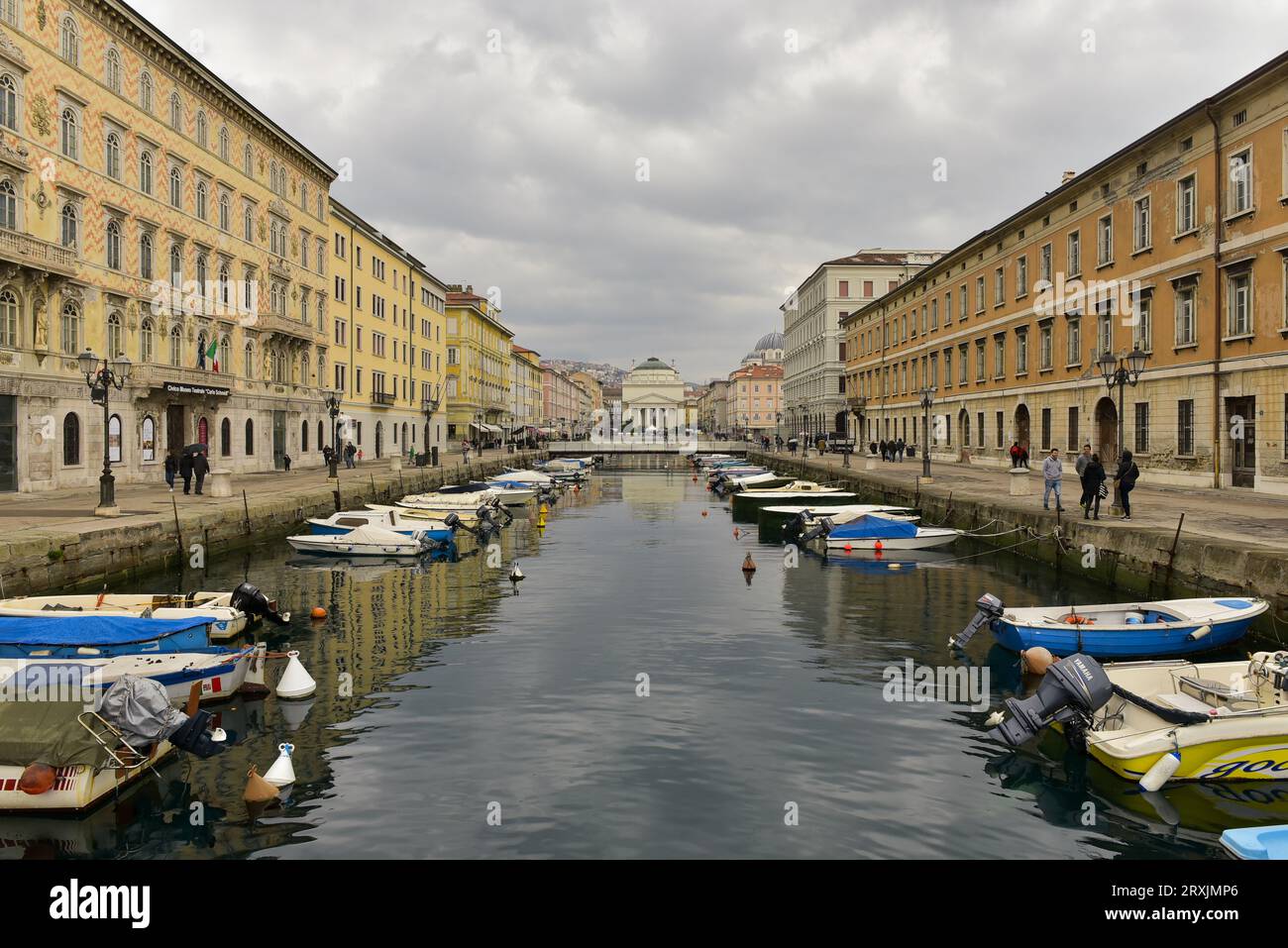 Veduta del Canal grande di Trieste, la Chiesa di Sant'Antonio nuovo e Piazza della Borsa da Ponte Curto, Trieste, Italia Foto Stock