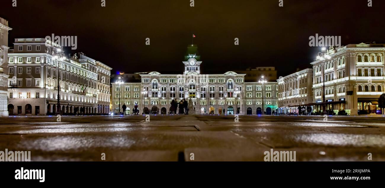 Scena notturna in Piazza Unità dItalia/Piazza dell'unità d'Italia nella primavera del 2016, Trieste, Italia Foto Stock