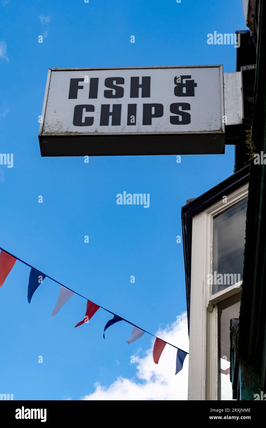 Cartello fish and chips sopra il chippie nello Yorkshire Foto Stock