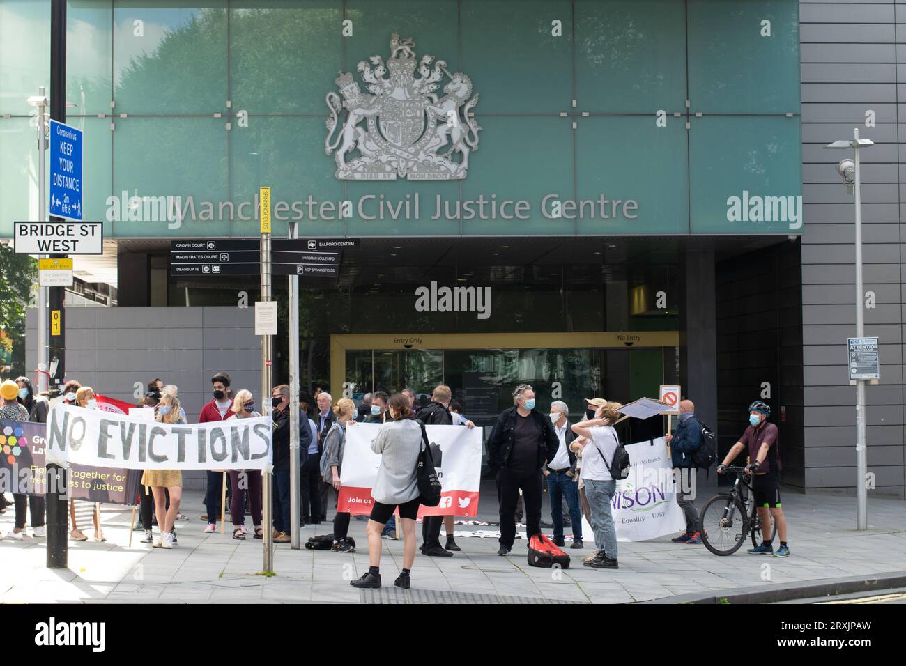 Greater Manchester Against Eviction protesta fuori dal Manchester Civic Justice Centre. Protesta contro la prevista inversione del divieto di sfratto. Foto Stock