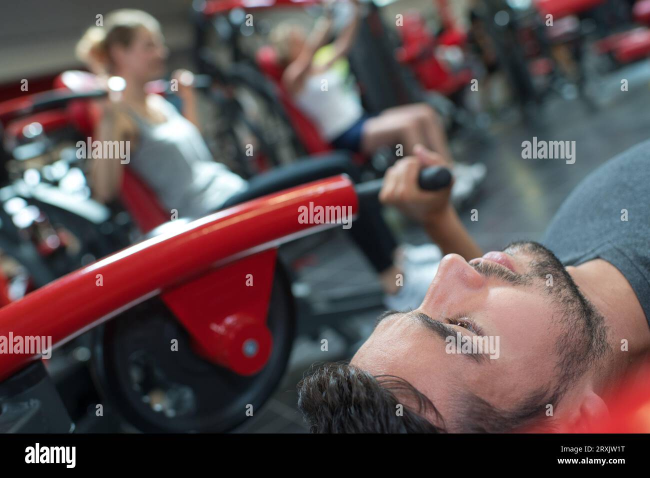 uomo che lavora sodo in palestra Foto Stock