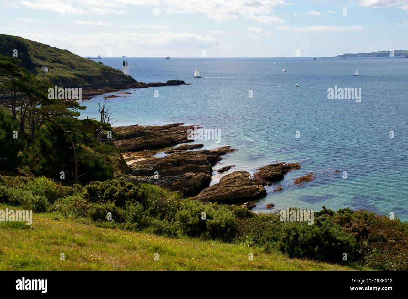 Costa della Cornovaglia con cielo blu e faro di St Anthonys. St Mawes, Truro, Regno Unito. Foto Stock