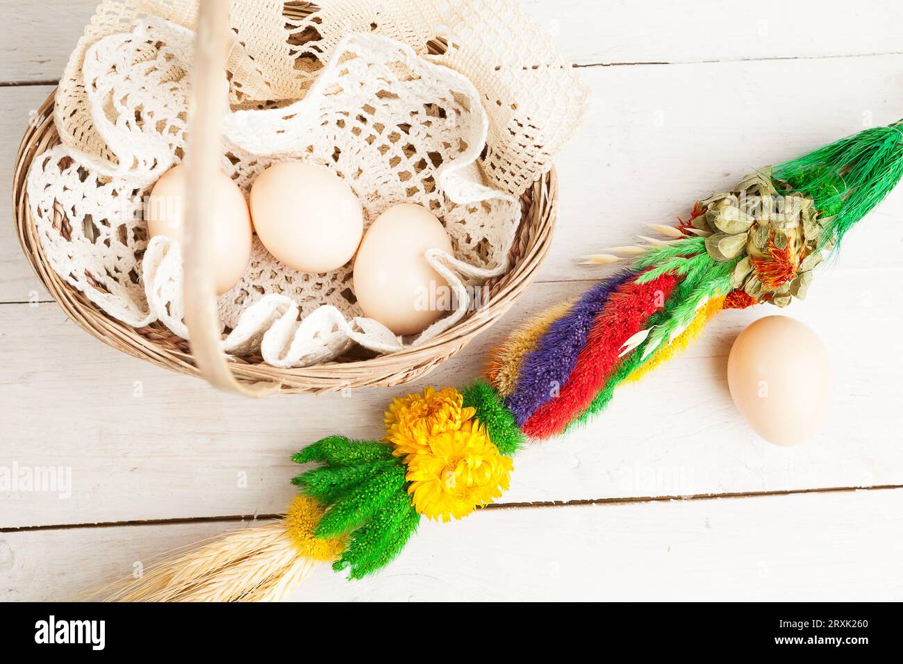 Attributi dell'Europa orientale di Pasqua; palma di paglia e uova. Foto Stock