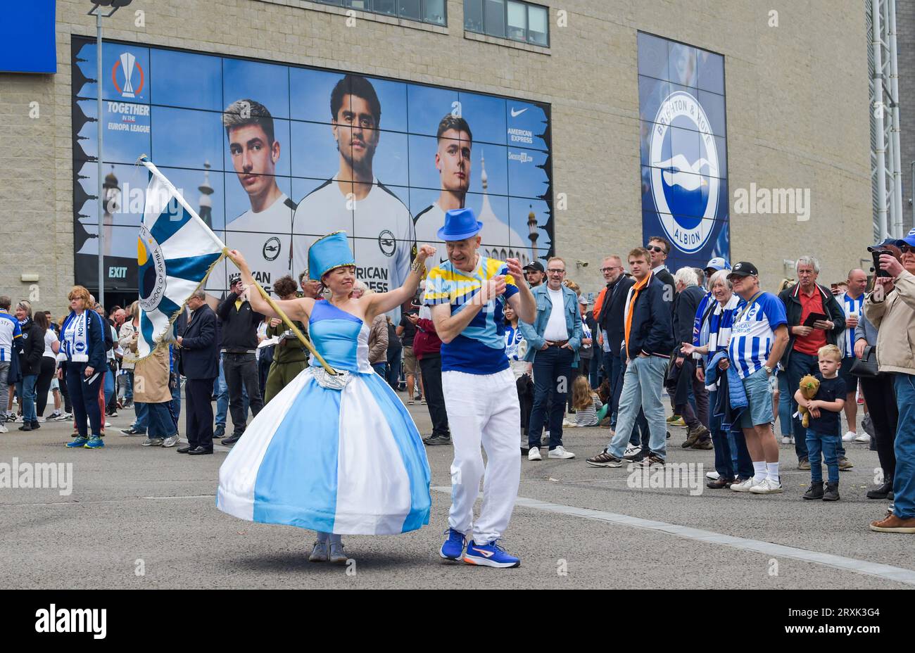 I ballerini di Samba intratterranno i tifosi prima della partita di Premier League tra Brighton e Hove Albion e AFC Bournemouth all'American Express Stadium , Brighton , Regno Unito - 24 settembre 2023 Foto Stock