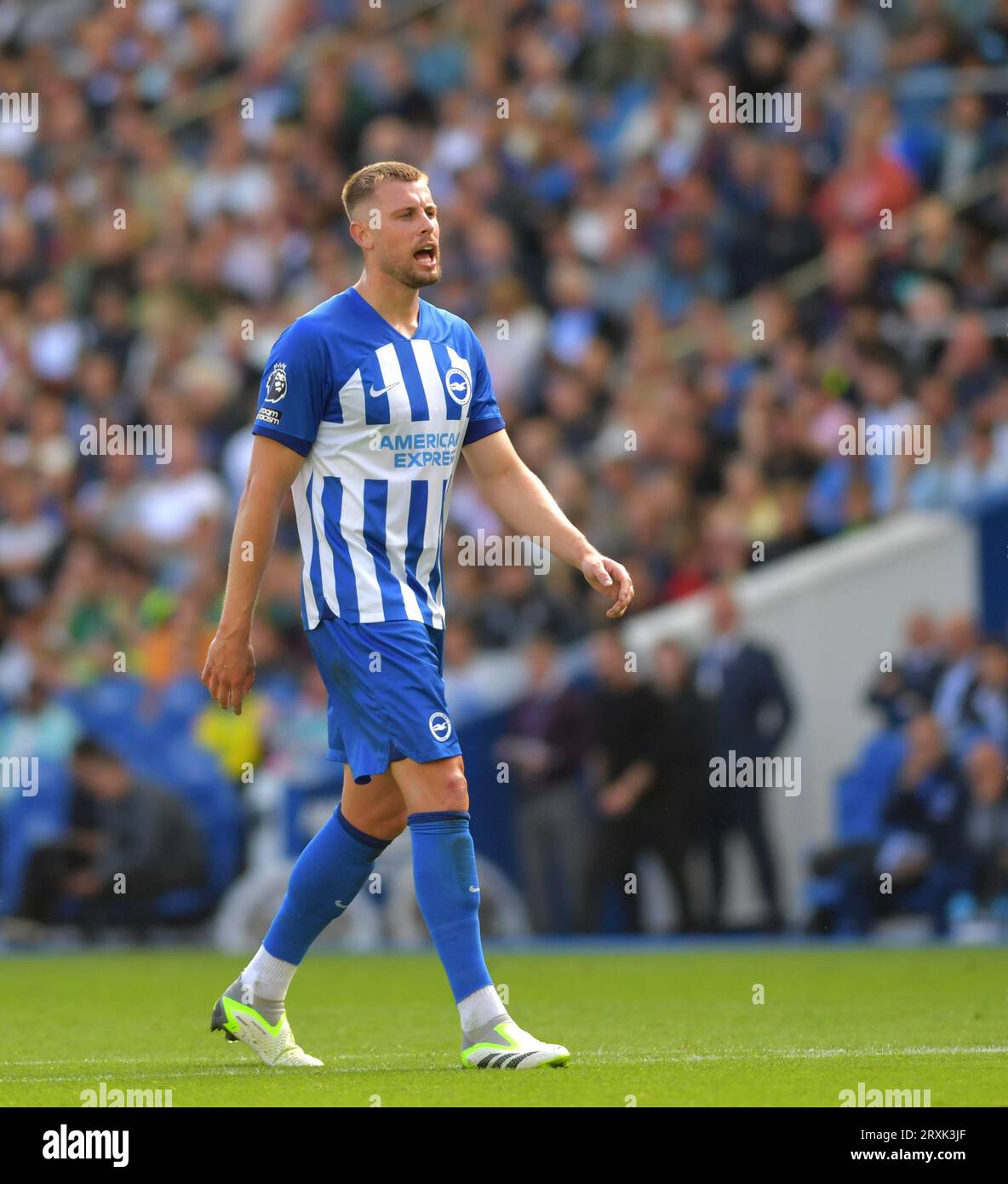 Adam Webster di Brighton durante la partita di Premier League tra Brighton e Hove Albion e AFC Bournemouth presso l'American Express Stadium , Brighton , Regno Unito - 24 settembre 2023 foto Simon Dack / Telephoto Images. Solo per uso editoriale. Niente merchandising. Per le immagini di calcio si applicano le restrizioni fa e Premier League, incluso l'utilizzo di Internet/dispositivi mobili senza licenza FAPL. Per ulteriori informazioni, contattare Football Dataco Foto Stock