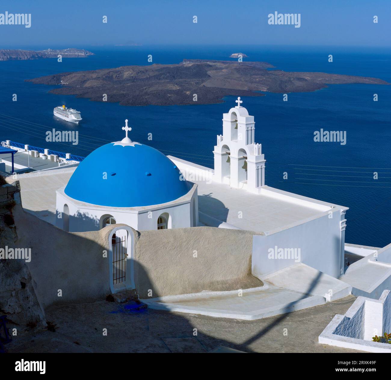 Chiesa con cupola blu sull'isola di Santorini, Fira, Sud Egeo, Grecia Foto Stock