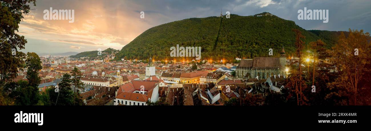 Città della Transilvania al tramonto, Brasov, Contea di Brasov, Romania Foto Stock