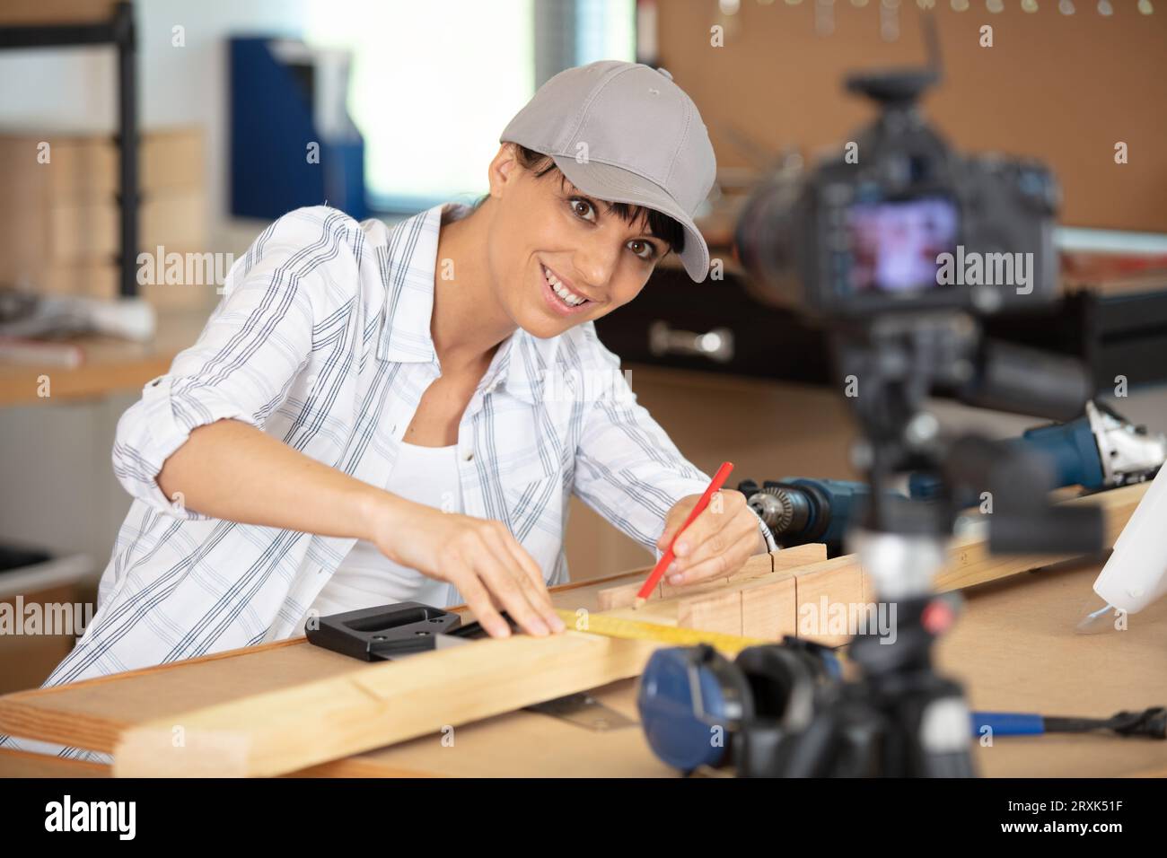 giovane freelance che fa un vlog Foto Stock