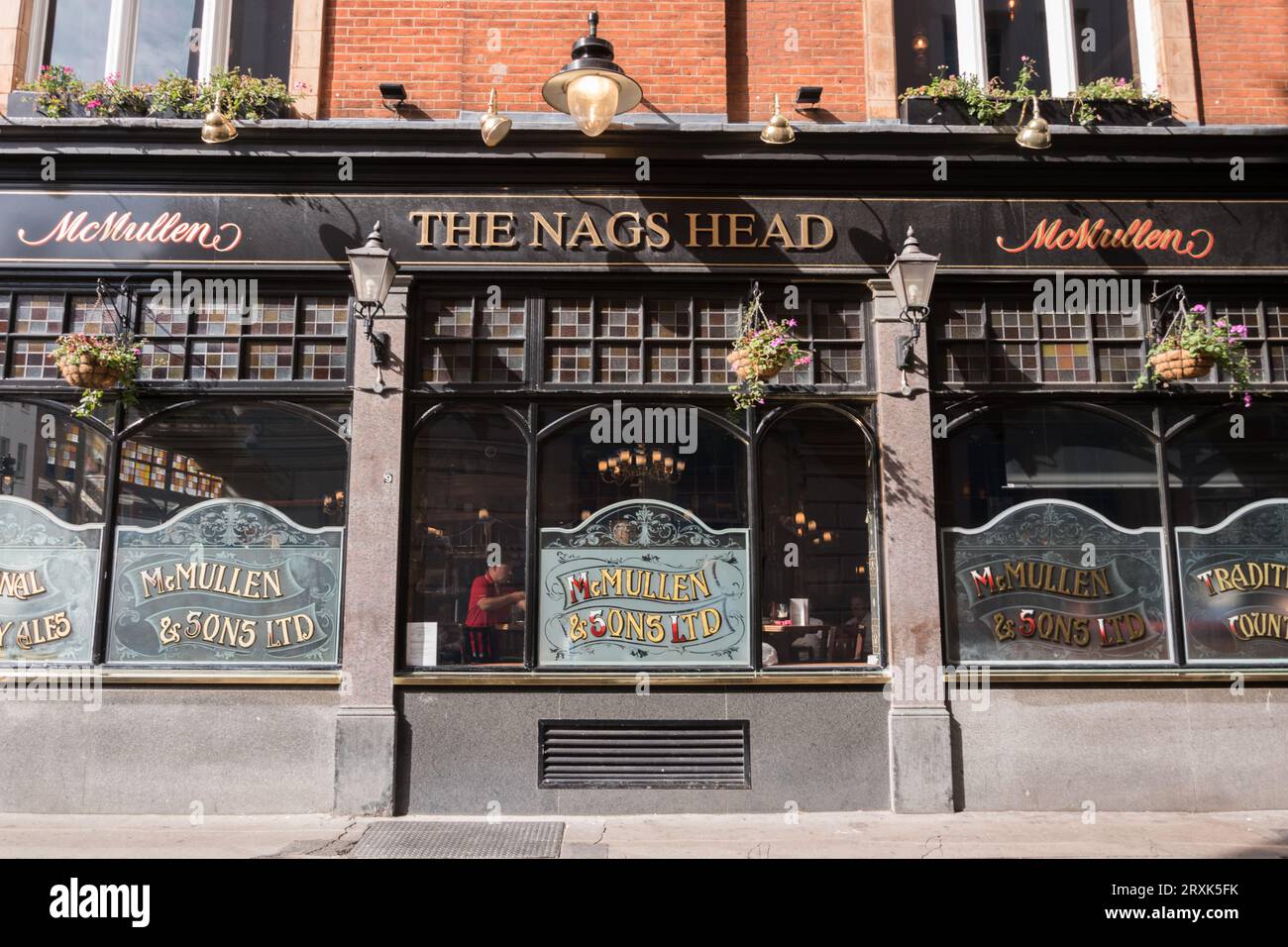 L'esterno del Nags Head Public House, classificato di grado II, in James Street, Covent Garden, Londra, WC2, Inghilterra, REGNO UNITO Foto Stock