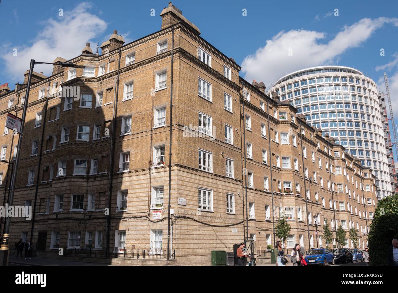 La brutale facciata della Space House di Harry Hyams in Kemble Street accanto alle case della Peabody Trust Estate, Londra, WC2, Inghilterra, Regno Unito Foto Stock
