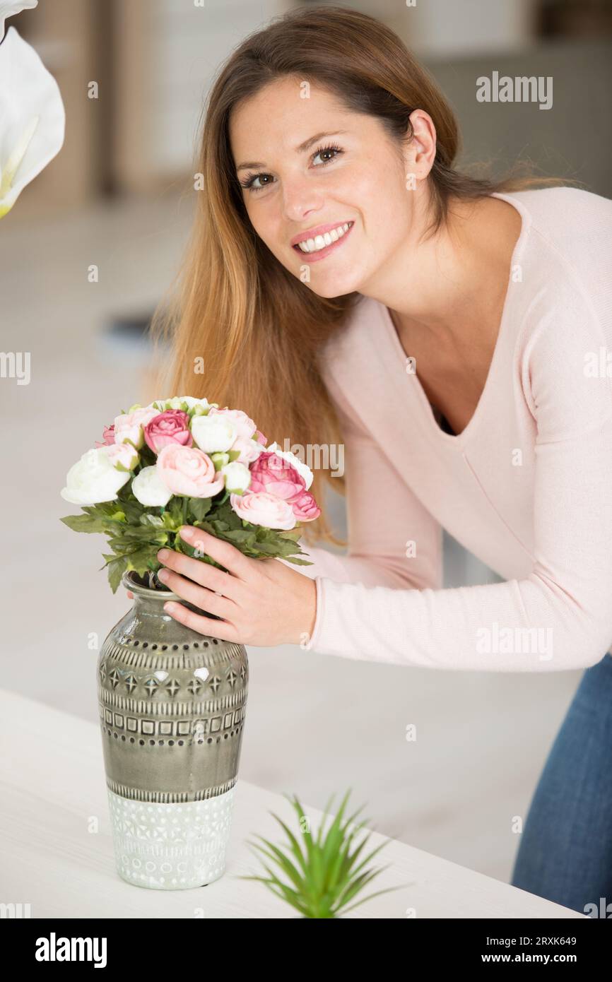 foto di una bella signora che regge un grosso mazzo di fiori Foto Stock