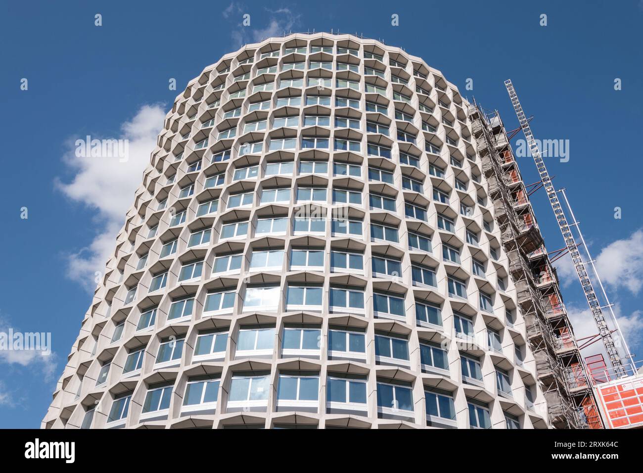 La brutale facciata della Space House di Harry Hyams in Kemble Street, Londra, WC2, Inghilterra, Regno Unito Foto Stock