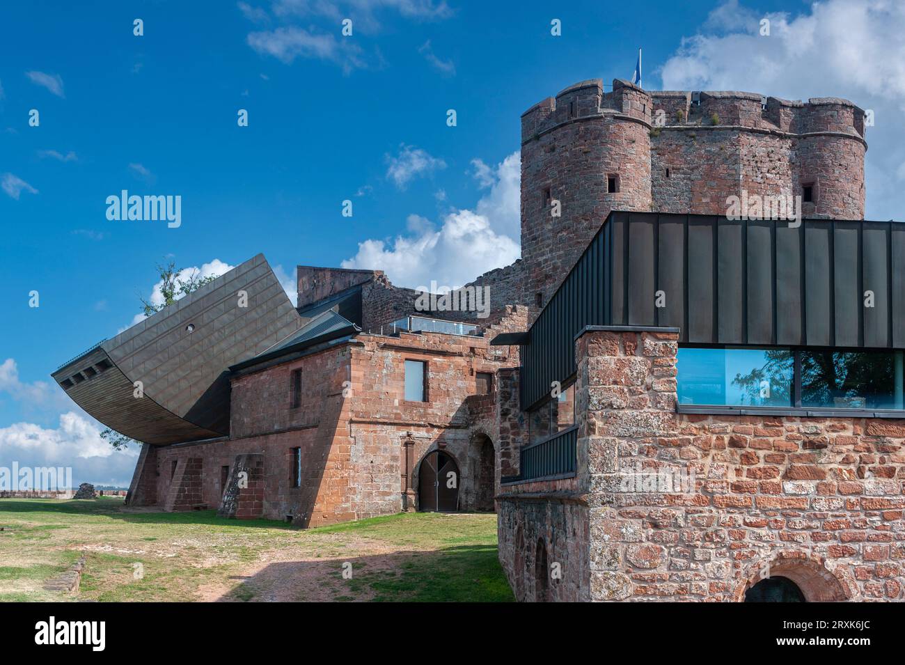 Vista esterna del castello di Lichtenberg, mantieniti sulla destra medievale e moderno arsenale sulla sinistra, Lichtenberg, Alsazia, Francia, Europa Foto Stock