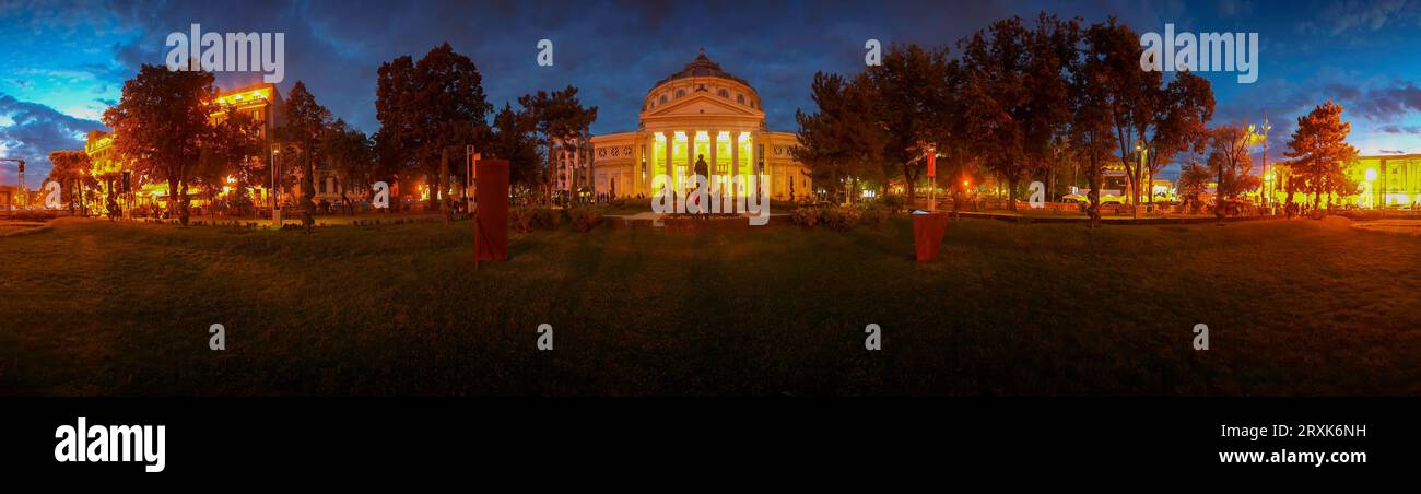 Facciata illuminata del Teatro Nazionale dell'Opera al tramonto, Bucarest, Romania Foto Stock