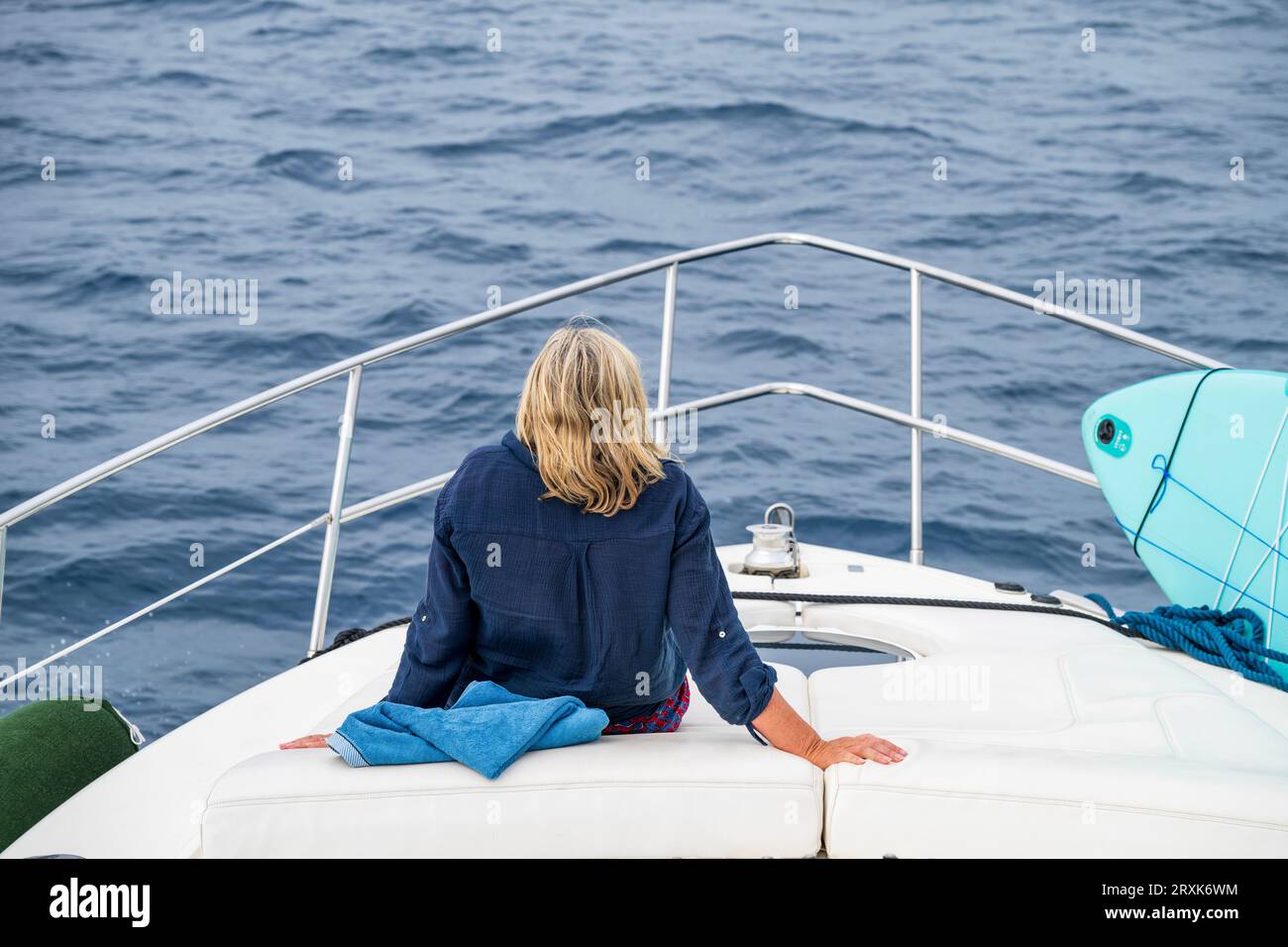 Donne che si rilassano su Motor Yacht Foto Stock