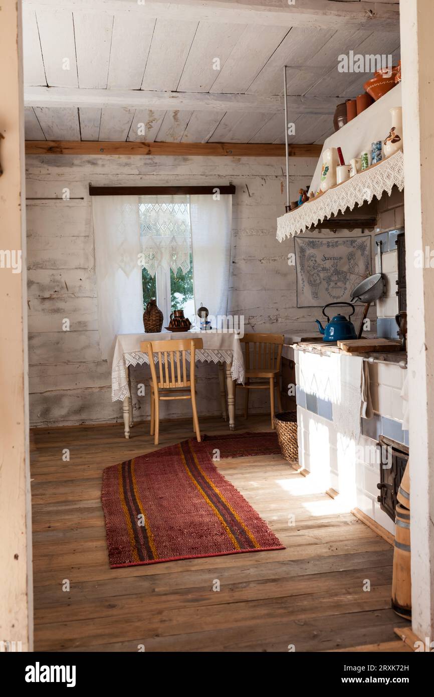 Museo all'aperto, vecchio villaggio di Husinka, Podlasie, Polonia. Ex cucina con fornelli. Foto Stock