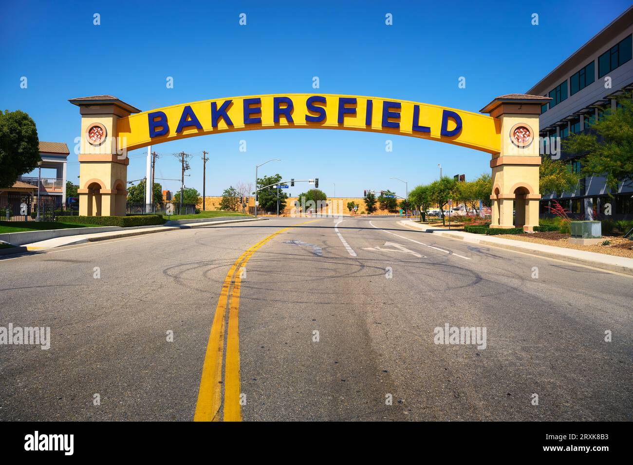 Cartello di benvenuto di Bakersfield, un cartello stradale ad arco Foto Stock