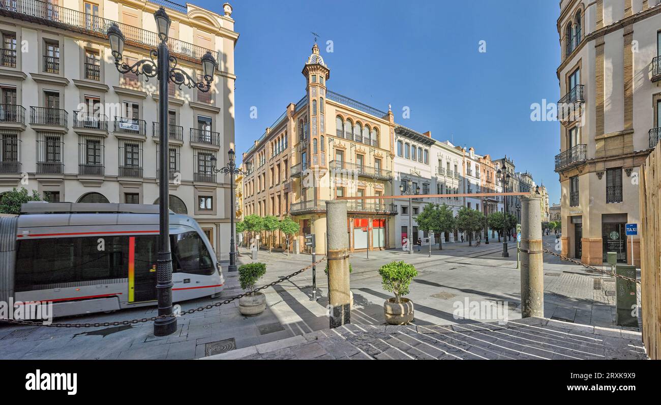 Treno in Avenida de la Constitucion Street, Siviglia, Andalusia, Spagna Foto Stock