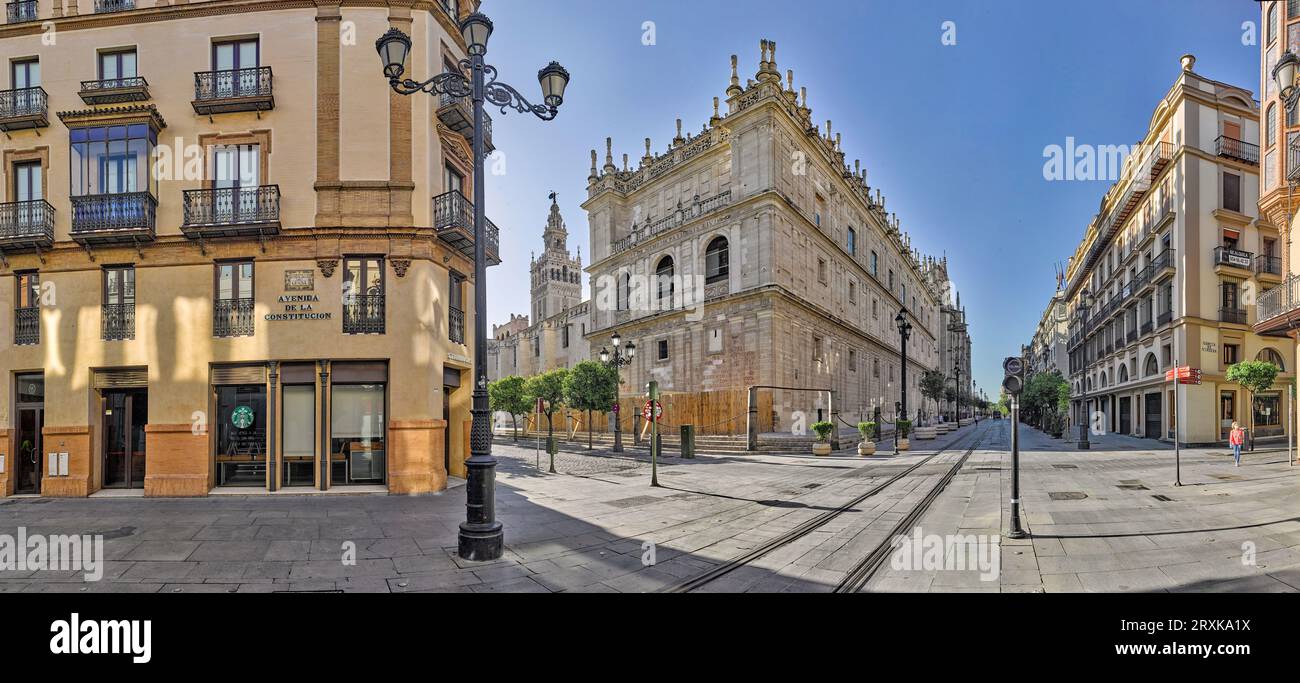 Treno in Avenida de la Constitucion Street, Siviglia, Andalusia, Spagna Foto Stock