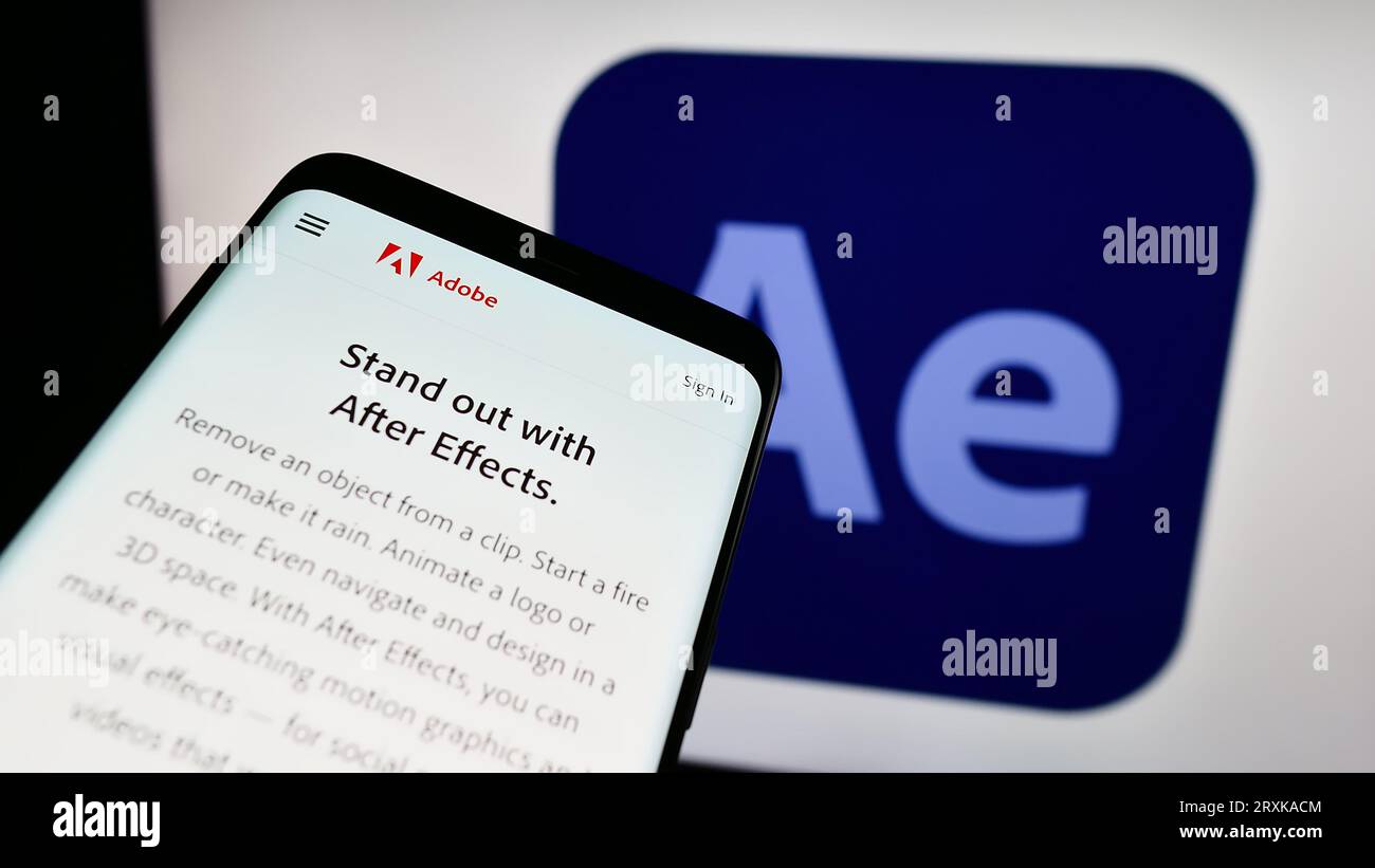 Smartphone con pagina Web del software di grafica di movimento Adobe After Effects sullo schermo davanti al logo aziendale. Mettere a fuoco in alto a sinistra sul display del telefono. Foto Stock