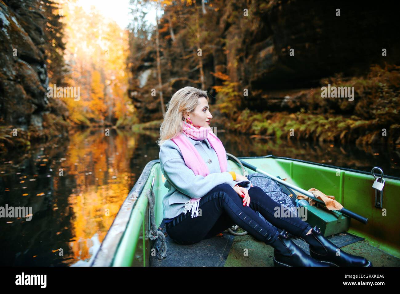 Ragazza in barca nel parco nazionale di Hrensko, situato nella Svizzera boema, Repubblica Ceca Foto Stock