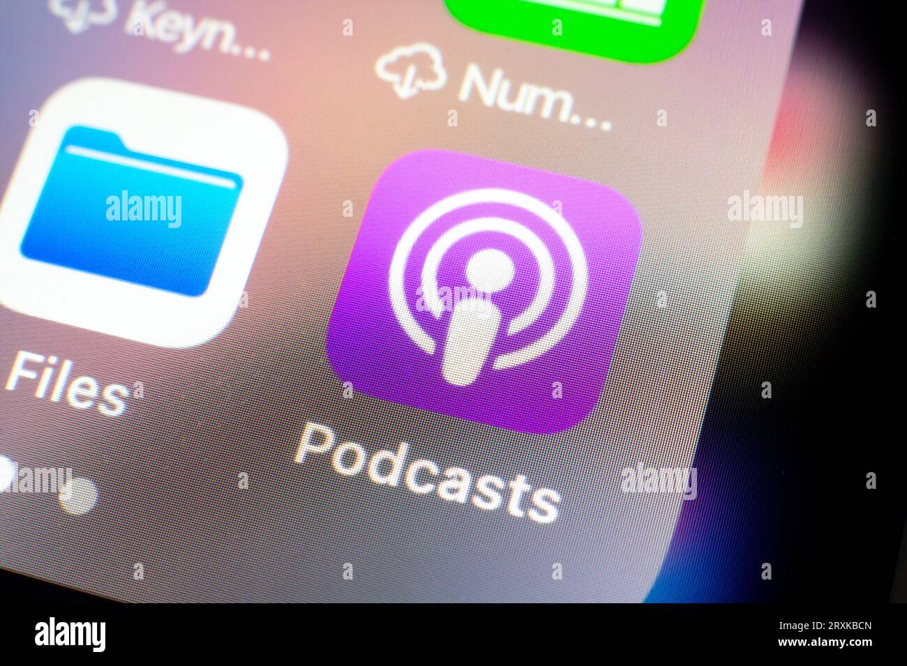 OSTRAVA, REPUBBLICA CECA - 2 AGOSTO 2023: Icona dell'app mobile Apple Podcast su smartphone iOS iPhone Foto Stock