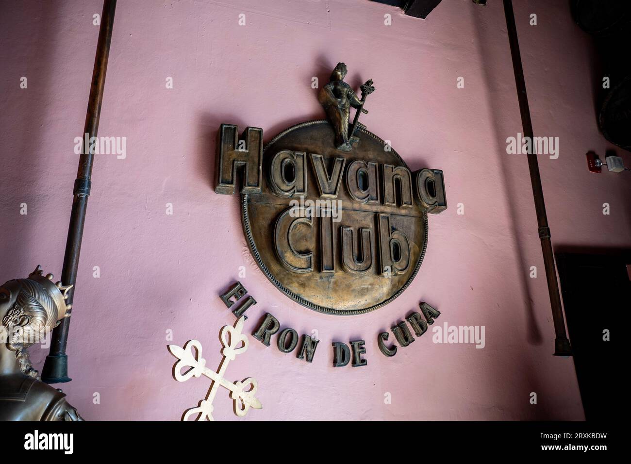 HAVANA, CUBA - 27 AGOSTO 2023: Logo del distillatore Havana Club presso il museo della fabbrica di Cuba Foto Stock