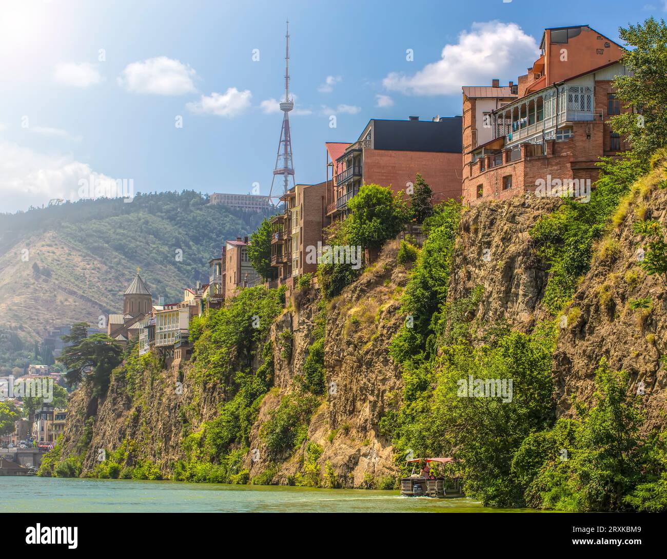 Le Case sul bordo di una scogliera sopra il fiume Kura. Tbilisi, la città storica Foto Stock