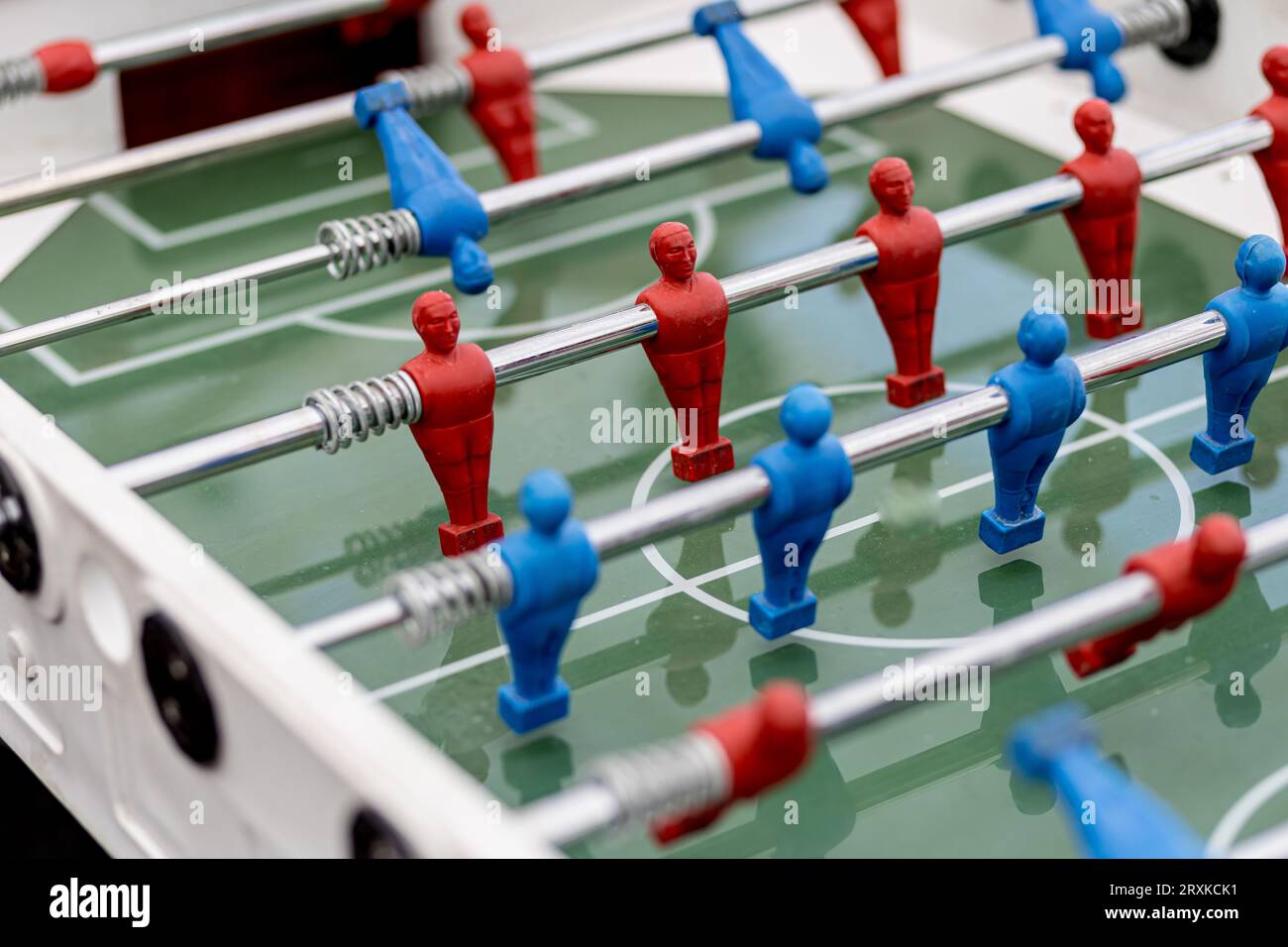 il gioco di calcio da tavolo con giocatori blu e rossi è pronto per una partita. Foto Stock