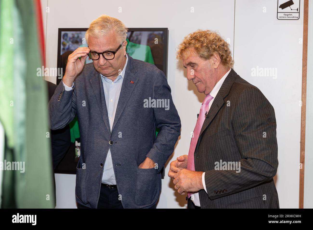 Il principe Laurent del Belgio e l'ex portiere Jean-Marie Pfaff, raffigurato durante una visita reale al museo pop-up dell'ex portiere belga e cittadino onorario di Beveren, Pfaff, a Beveren, martedì 26 settembre 2023. BELGA FOTO DAVID PINTENS Foto Stock