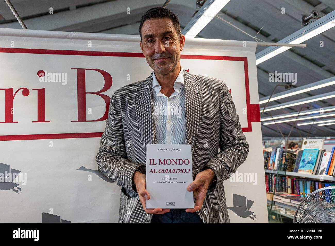 Il generale dell'esercito italiano Roberto Vannacci pone con il suo controverso libro ''il mondo al contrario'', giunto alla sua seconda edizione. (Foto di Vincenzo Nuzzolese/NurPhoto) Foto Stock