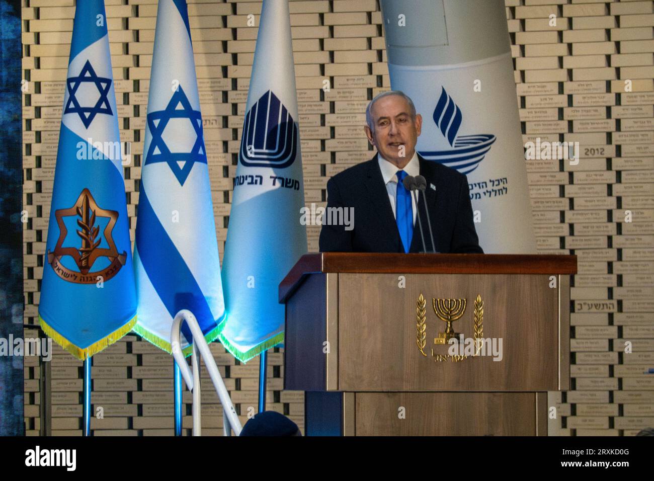 Gerusalemme, Israele. 26 settembre 2023. Il primo ministro israeliano Benjamin Netanyahu partecipa alla commemorazione dei 2.689 militari caduti di Israele nello Yom Kippur del 1973, Guerra di ottobre, in occasione del 50° anniversario di una cerimonia commemorativa di Stato nella National Memorial Hall presso il Mt. Cimitero militare di Herzl. La struttura, inaugurata nell'aprile 2017, commemora i nomi di ogni militare e donna che ha dato la vita per il paese. I nomi di oltre 23.000 sono eternamente incisi in piastrelle che onorano la loro memoria e il loro sacrificio. Crediti: NIR Alon/Alamy Live News Foto Stock