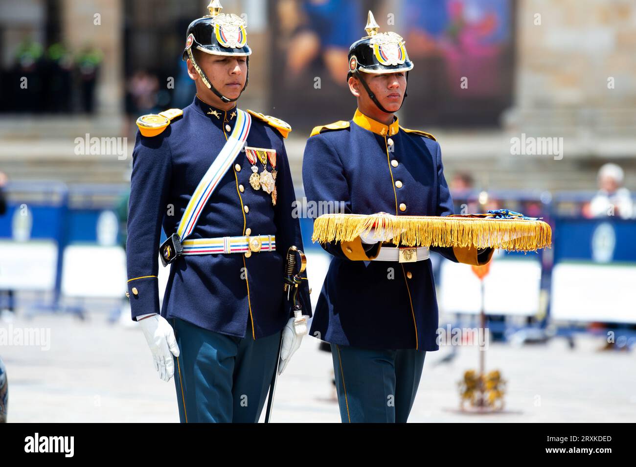 Le guardie presidenziali colombiane portano la decorazione "Cruz de Boyaca" data all'artista Fernando Botero durante il funerale e omaggio all'artista Fe Foto Stock