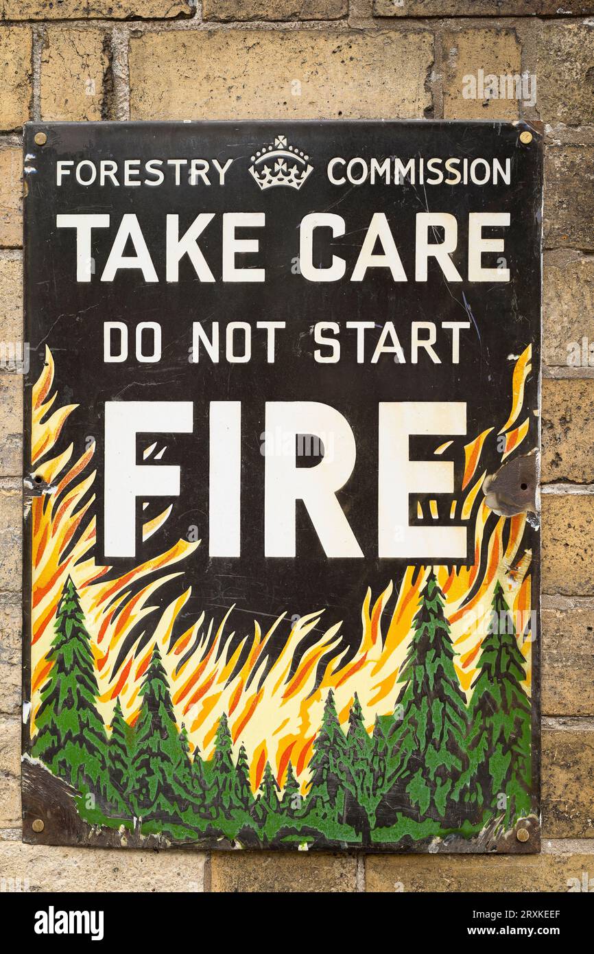 Primo piano del cartello Forestry Commission che avverte il pubblico di "prendersi cura" e "non accendere un incendio", all'aperto nella campagna del Regno Unito. Foto Stock