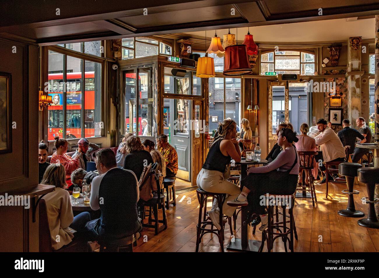 Persone che si godono un drink all'interno del pub Commercial Tavern in Commercial Road, Spitalfields, Londra E1 Foto Stock